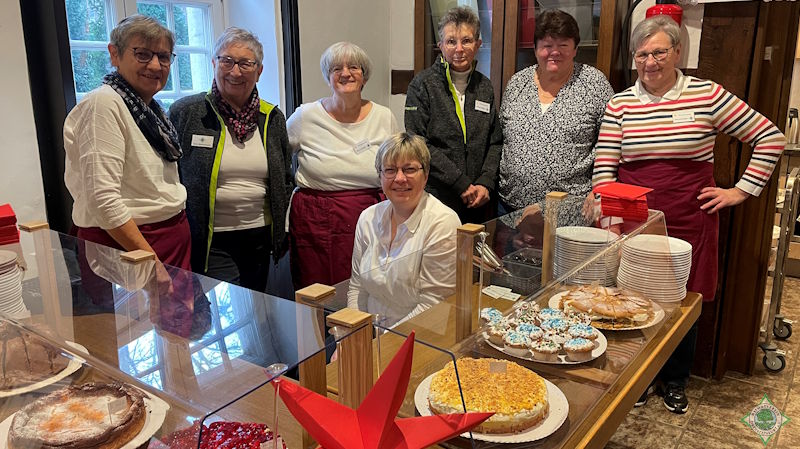 Das Bild präsentiert das Café-Personal, das die Besucher auf dem Weihnachtsmarkt umsorgte. Foto:&nbsp; G. Münstermann