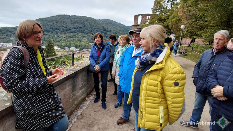 Führung auf dem Schloss Heidelberg. Links Guide Irene Querner. © Foto: Armin Asbrand img1