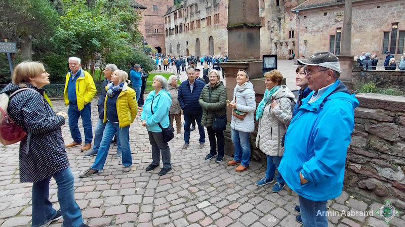 Die Stewwerter Heimatfreunde im Hof des Schlosses Heidelberg. Links Guide Irene Querner. © Foto: Armin Asbrand img1
