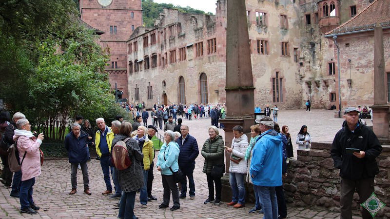 Abbildung: Führung auf dem Schloss Heidelberg. Mitte im Vordergrund Guide Irene Querner - Foto: © Gerty Münstermann Abbildung: Führung auf dem Schloss Heidelberg. Mitte im Vordergrund Guide Irene Querner - Foto: © Gerty Münstermann