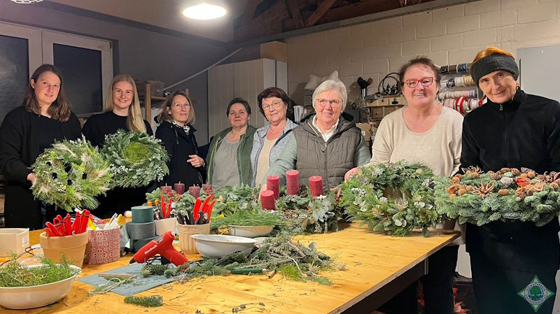 Auf dem Bild sind die Teilnehmerinnen zusammen mit ihren selbst gebundenen Adventskränzen zu sehen. Foto: Andrea Hoppe