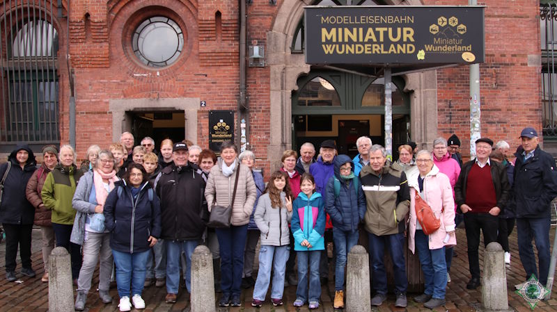 Die Aufnahme präsentiert die Gruppe vor dem Gebäude des Miniatur-Wunderlands in Hamburg. Foto: Gerty Münstermann