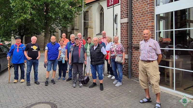 Auf dem Foto sind die Heimatfreunde mit Willi Berheide links im blauer Kiepenkerlkluft - Foto: © Dieter Heeren Auf dem Foto sind die Heimatfreunde mit Willi Berheide links im blauer Kiepenkerlkluft - Foto: © Dieter Heeren