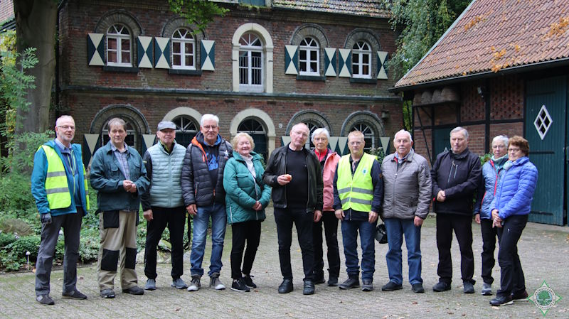 Auf dem Foto sind die Heimatfreunde mit Schäfer Martin Reckfort, zweiter von links - Foto: © Willi Horster Auf dem Foto sind die Heimatfreunde mit Schäfer Martin Reckfort, zweiter von links - Foto: © Willi Horster