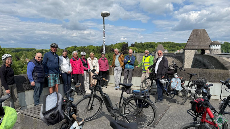 Von der historischen Staumauer, dem massivsten Denkmal NRWs, genoss die Gruppe den Panoramablick über den Möhnesee. - Foto: Moni Unkhoff