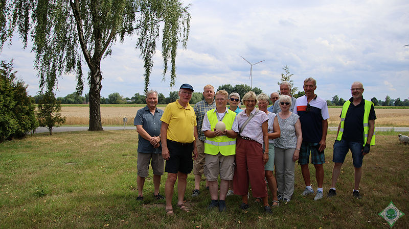 Auf dem Foto sind die Heimatfreunde mit einem Straußenei auf der Straußenfarm von Daniel zu sehen. - Foto: © Frau Daniel