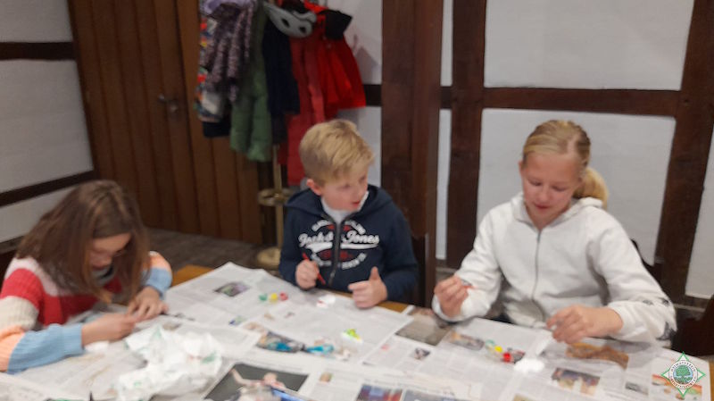 Auf dem Bild ist die Gruppe beim Basteln von Tannenbaumanhänger zu sehen. Foto: Silvia Lütkehellweg