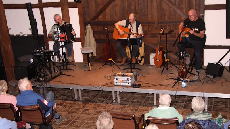 „Die Atmosphäre ist ein richtiges Pfund“: Hermi Sürken (von links), Nikolaus Evers und Helmut Schnieders begeisterten zum dritten Mal ihr Publikum in der Alten Post. Foto: © Gerty Münstermann