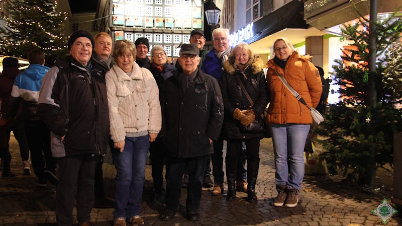 Heimatfreunde vor dem historischen Rathaus in Hattingen. Foto: G. Münstermann