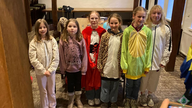 Das Bild zeigt die Gruppe mit ihren bunten Kostümen. Foto:&nbsp; Doris Matuszewski