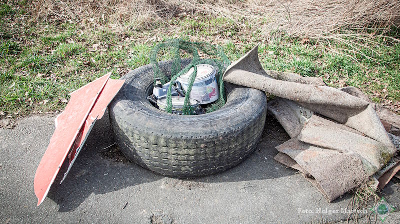Reifen Kanister Farbeimer Teppichboden. - Foto: Holger Martsch
