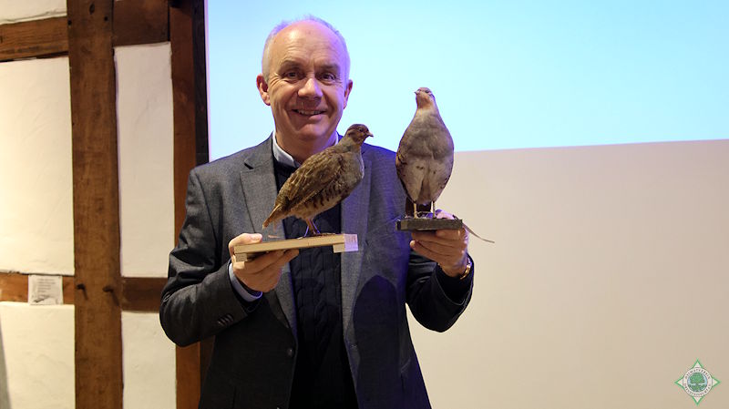 Das Bild zeigt den Referenten Dr. Bernd Tenbergen vom LWL-Museum für Naturkunde in Münster mit einer Rebhuhnfamilie (Foto © G. Münstermann