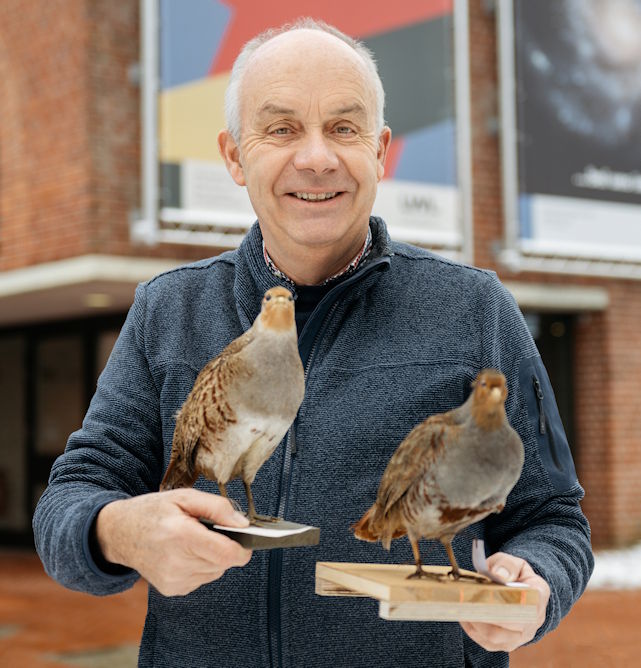 Bild: Dr. Bernd Tenbergen mit Rebhuhn-Präparaten. Foto: LWL