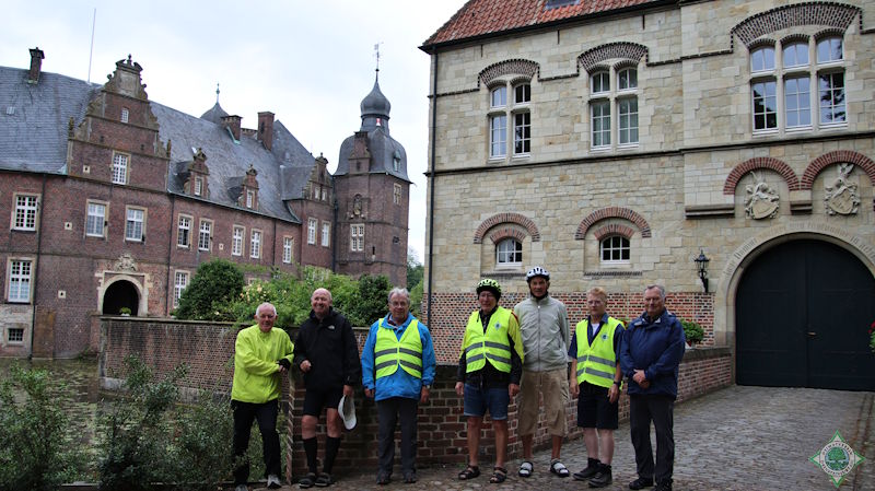 Das Bild zeigt die Gruppe zum Abschluss der Tour vorm Schloss Darfeld.
