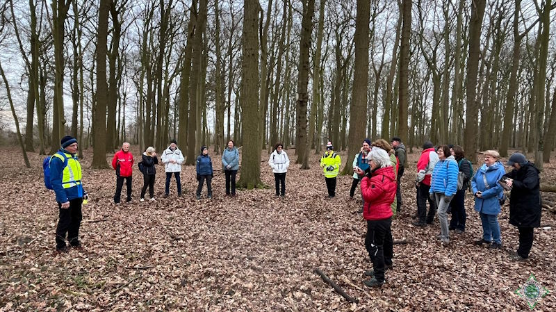Das Bild zeigt die Gruppe während der Wanderung Foto:&nbsp; Manfred Bartmann