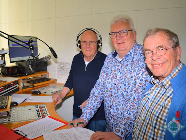 Moderator Manfred Nöger mit Ludger Wienkamp und Franz-Josef Naber (von links) im Tonstudio. Foto: Armin Asbrand
