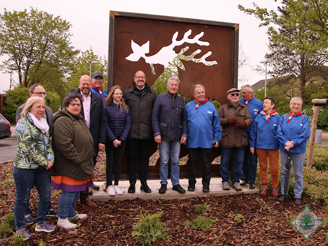 Heimatverein Drensteinfurt übergibt Hirsch-Negativ im Kreisverkehr Mondscheinweg. Foto: G. Münstermann