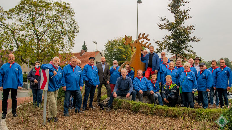 Gruppenfoto mit Vorstand und Ehrengäste vorm Wappenhirsch der Stadt Drensteinfurt.